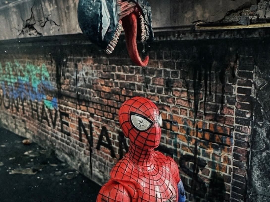 Finished figure photo with a web-slinger facing off against a symbiote